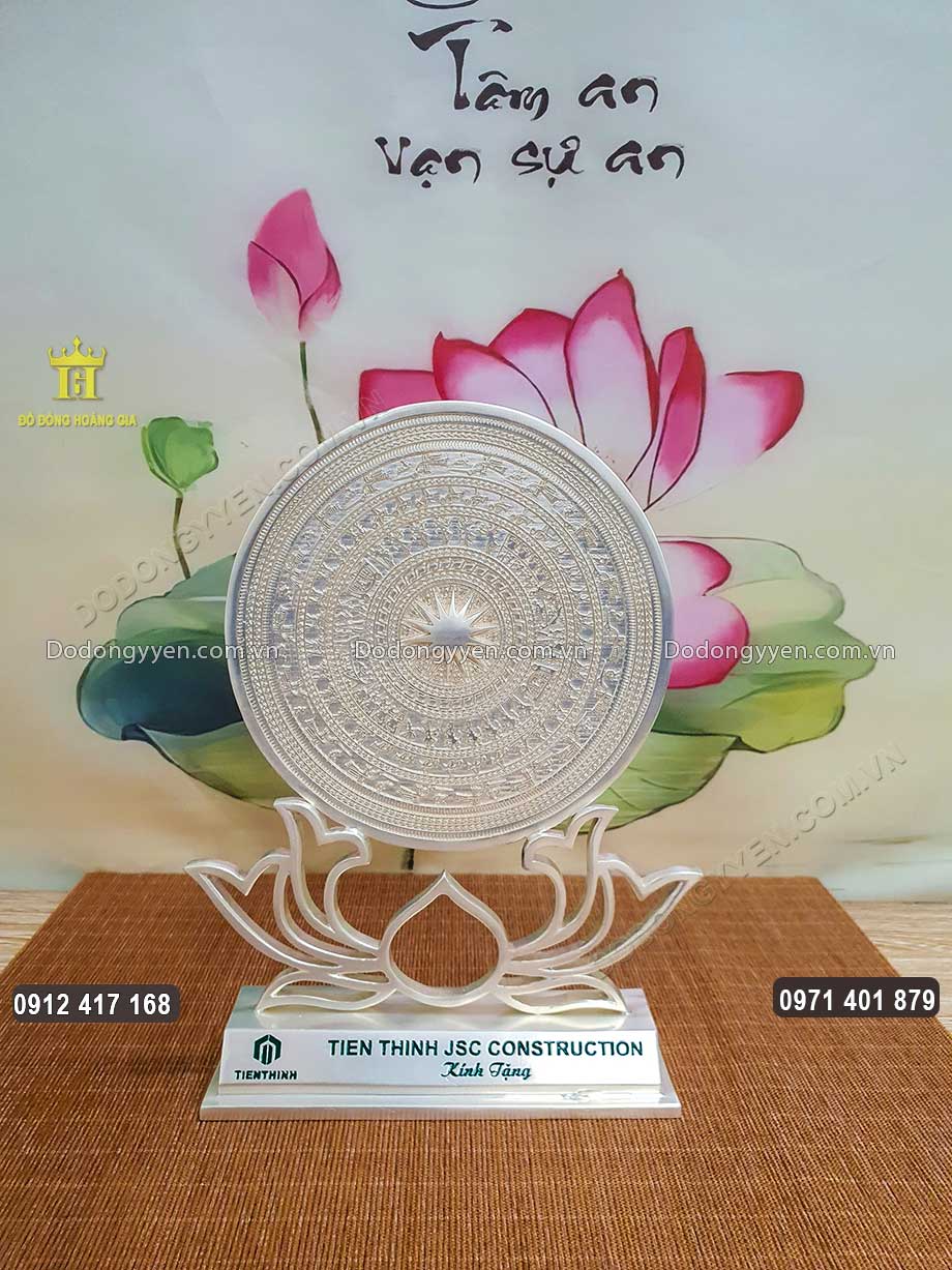 Từng họa tiết hoa văn tr&ecirc;n bề mặt trống được chạm khắc theo mẫu chuẩn